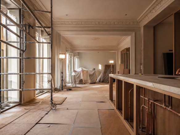 Cronograma real reforma integral en Madrid — piso en obra con instalaciones a la vista.